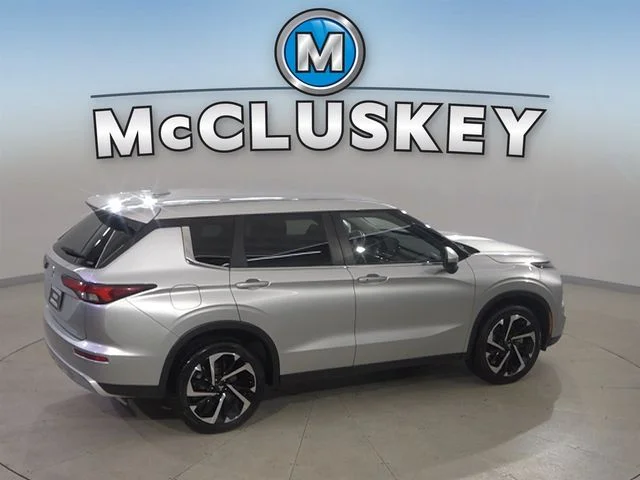 Used 2024 Silver Mitsubishi SE image 4
