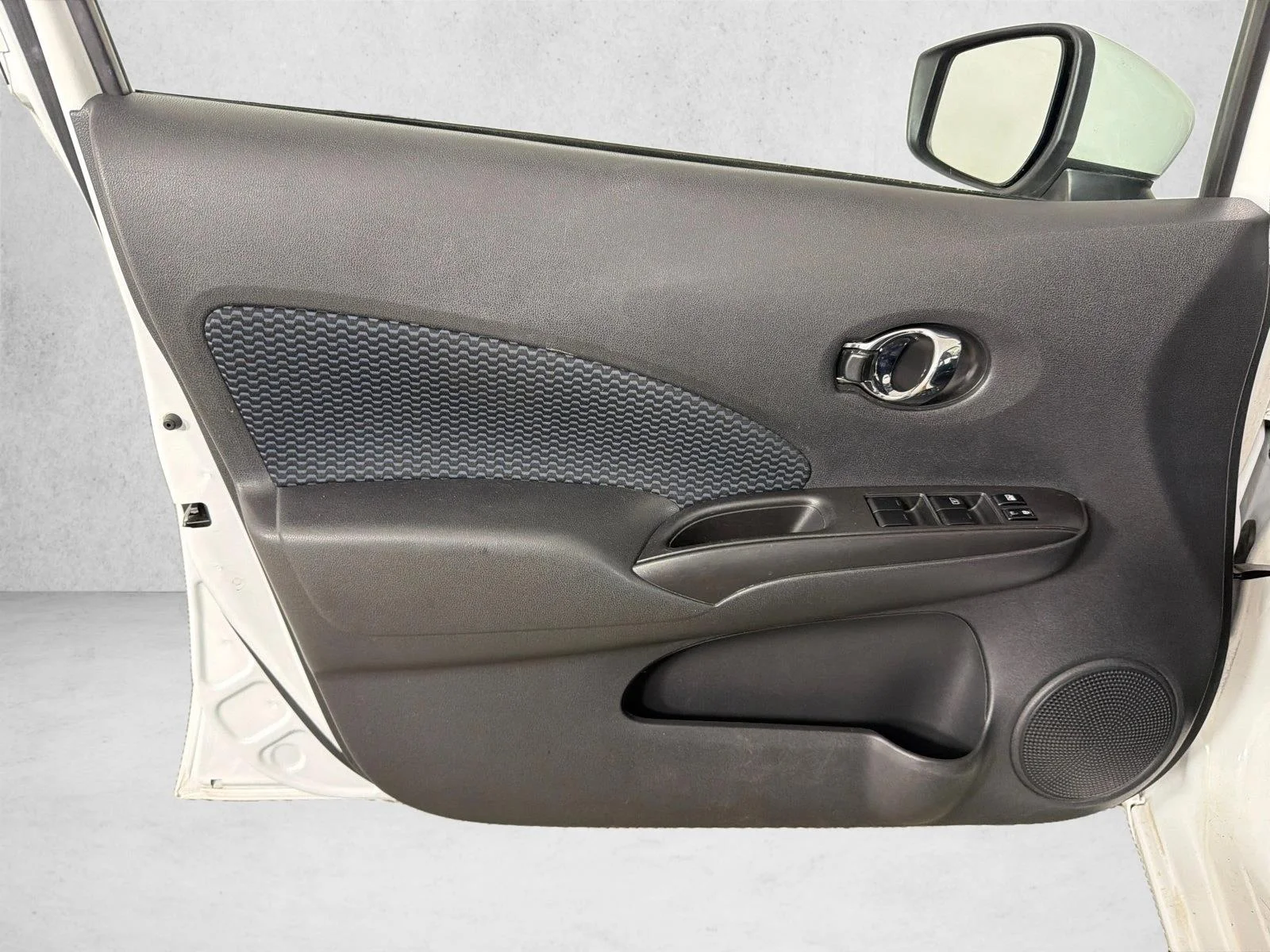 Used 2016 Whtie Nissan S image 10