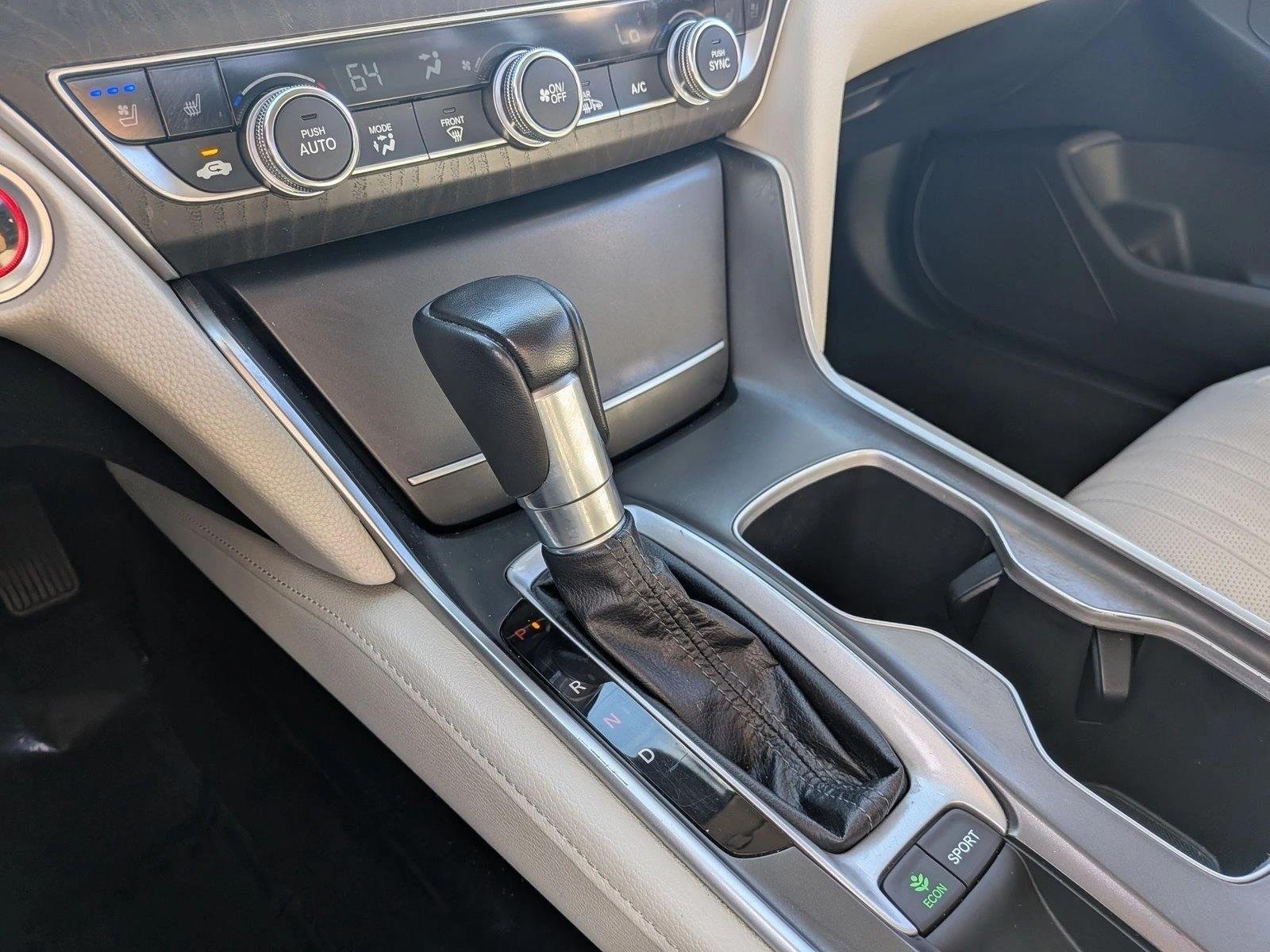 Used 2018 White Honda Touring 1.5T image 15