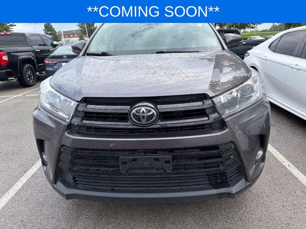 Used 2018 Toyota Highlander SE with VIN 5TDJZRFH8JS499088 for sale in Kansas City