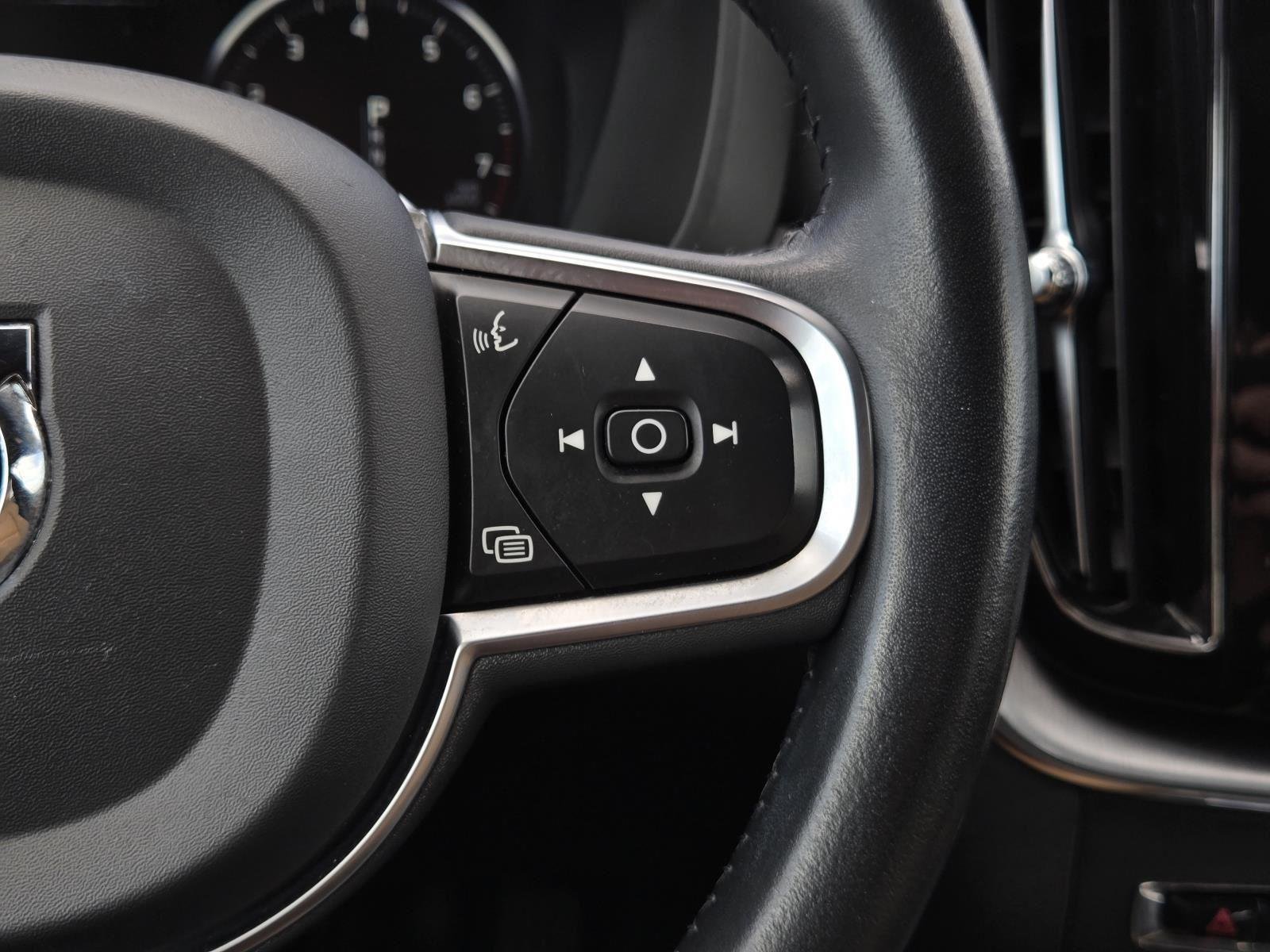 Used 2020 Ice White Volvo Momentum image 17