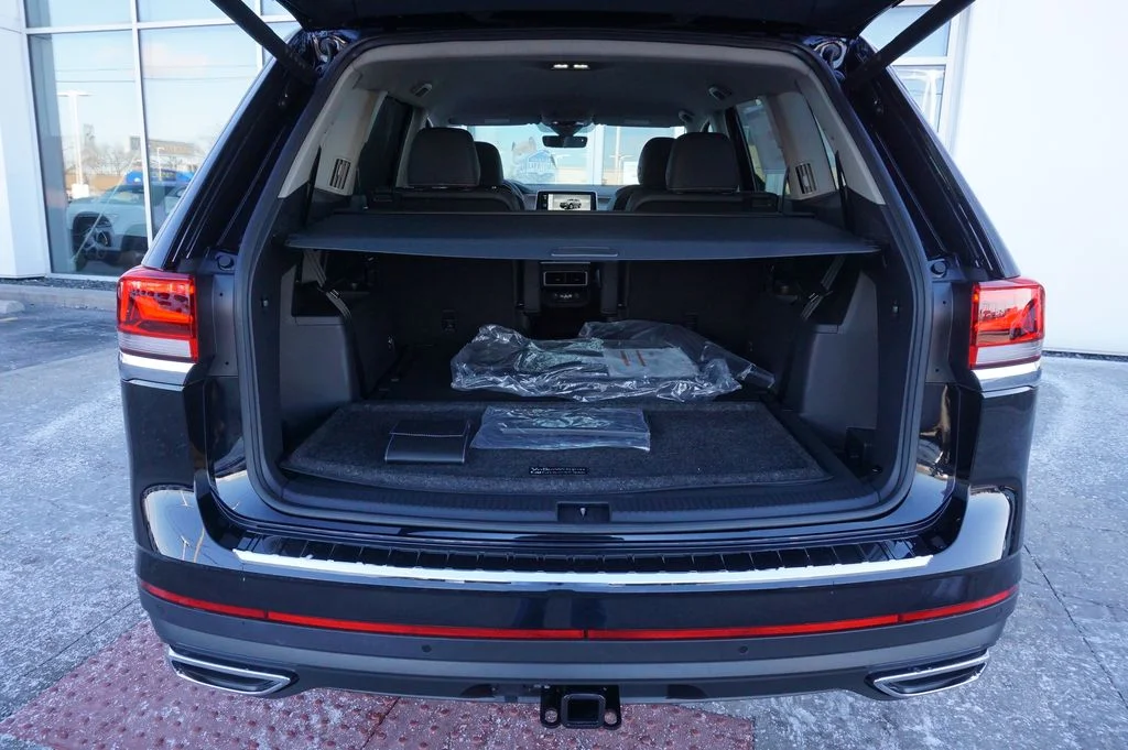 New 2026 Black Volkswagen 2.0T SE w/Technology image 28