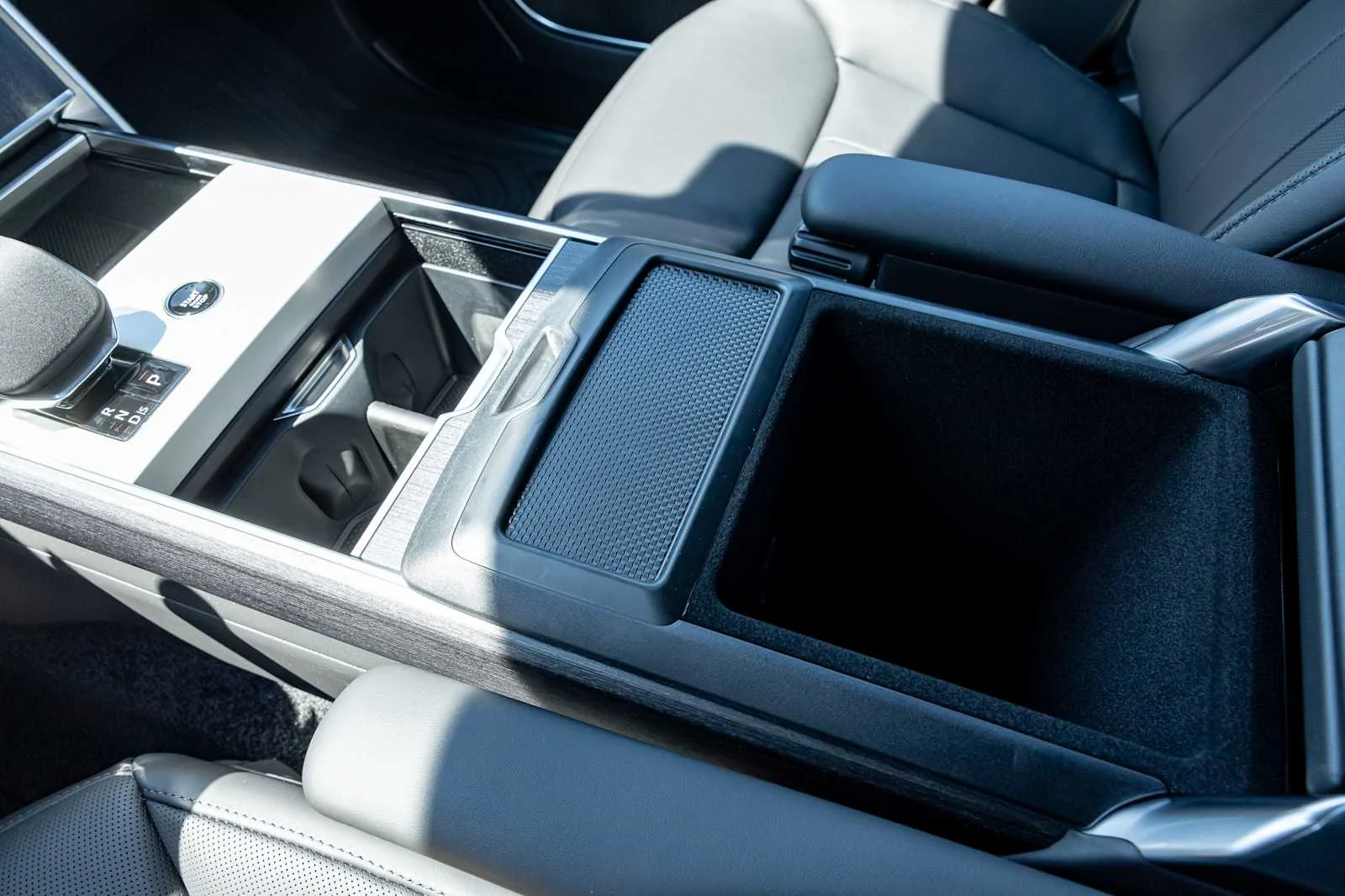 New 2026 Fuji White Land Rover SE image 21