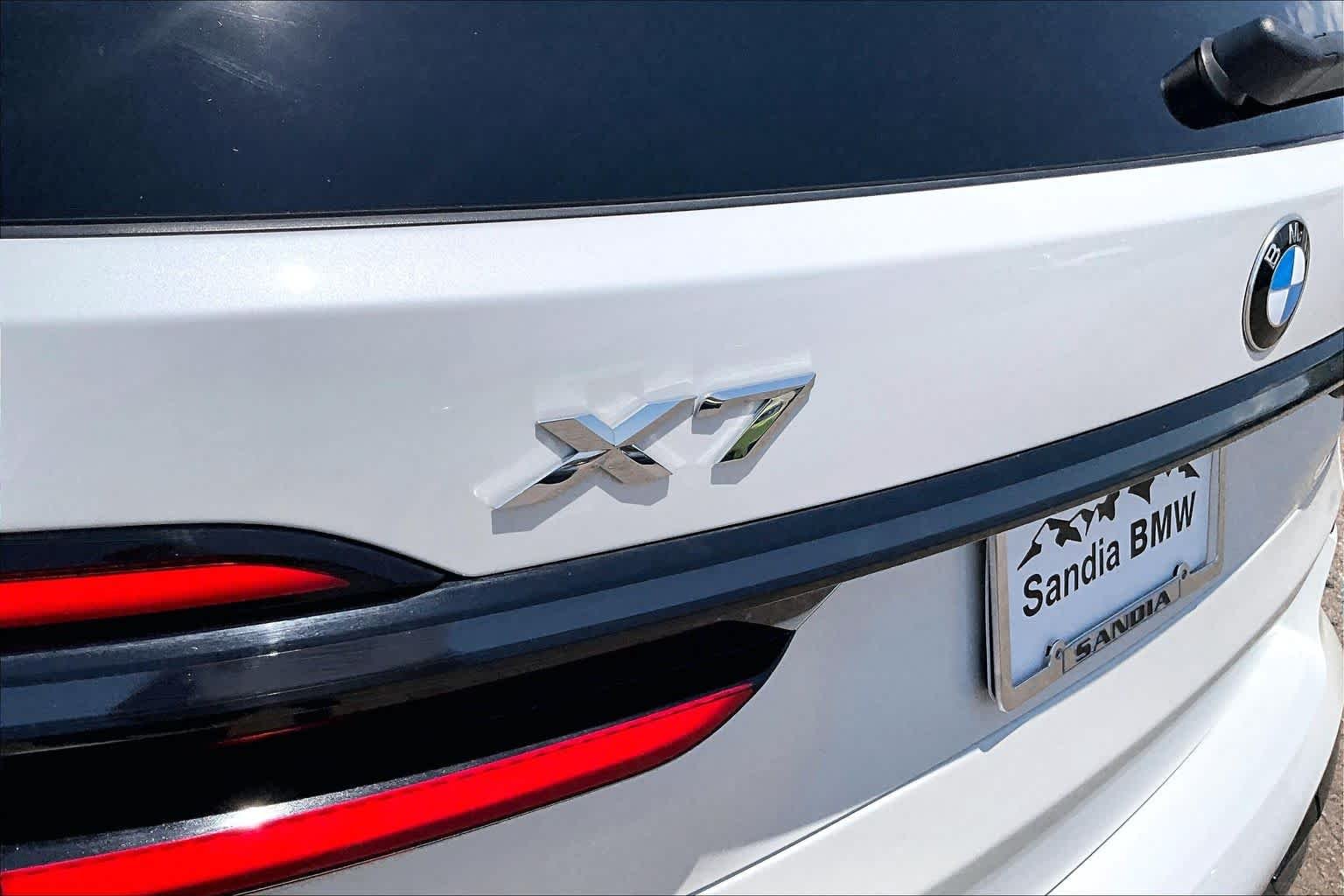 Used 2025 Mineral White Metallic BMW xDrive40i image 28