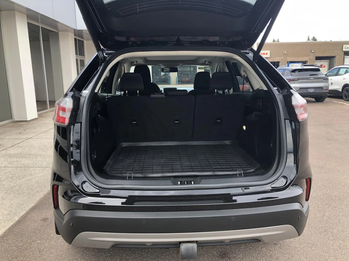 Used 2022 Black Ford SEL AWD image 8