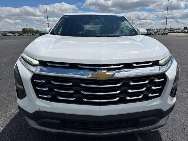 Used 2025 Summit White Chevrolet LT image 2