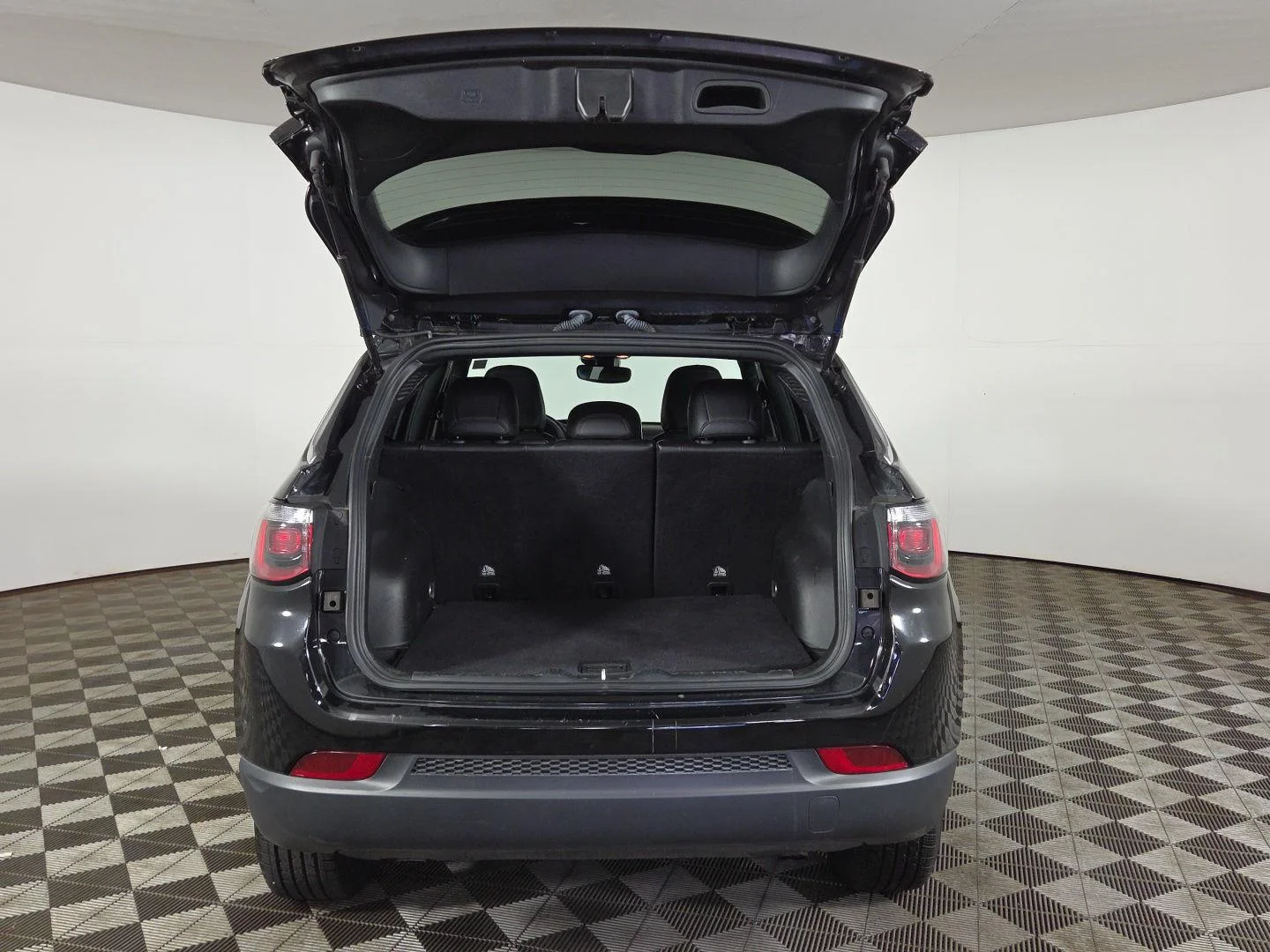 Used 2023 Diamond Black Crystal Pearlcoat Jeep Latitude image 27
