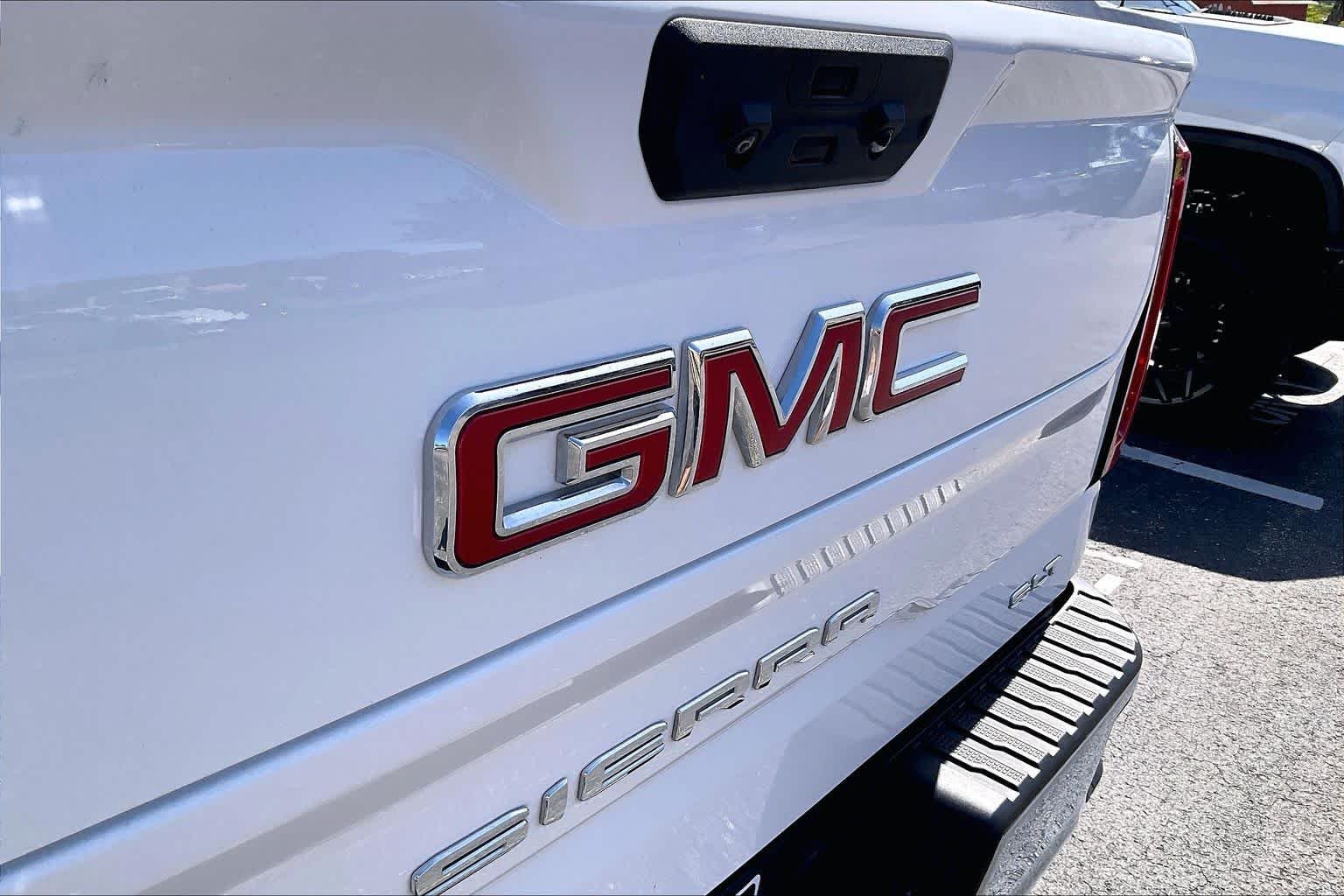 2025 GMC Sierra 1500 SLT - Photo 9