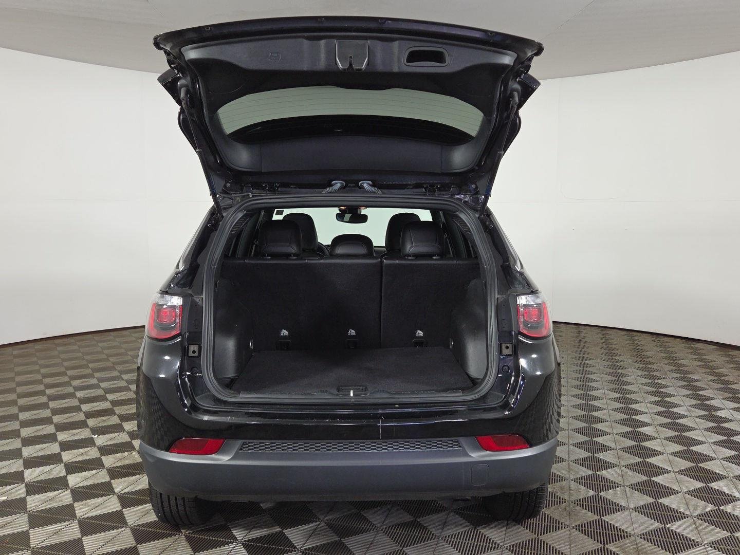 Used 2023 Diamond Black Crystal Pearlcoat Jeep Latitude image 27