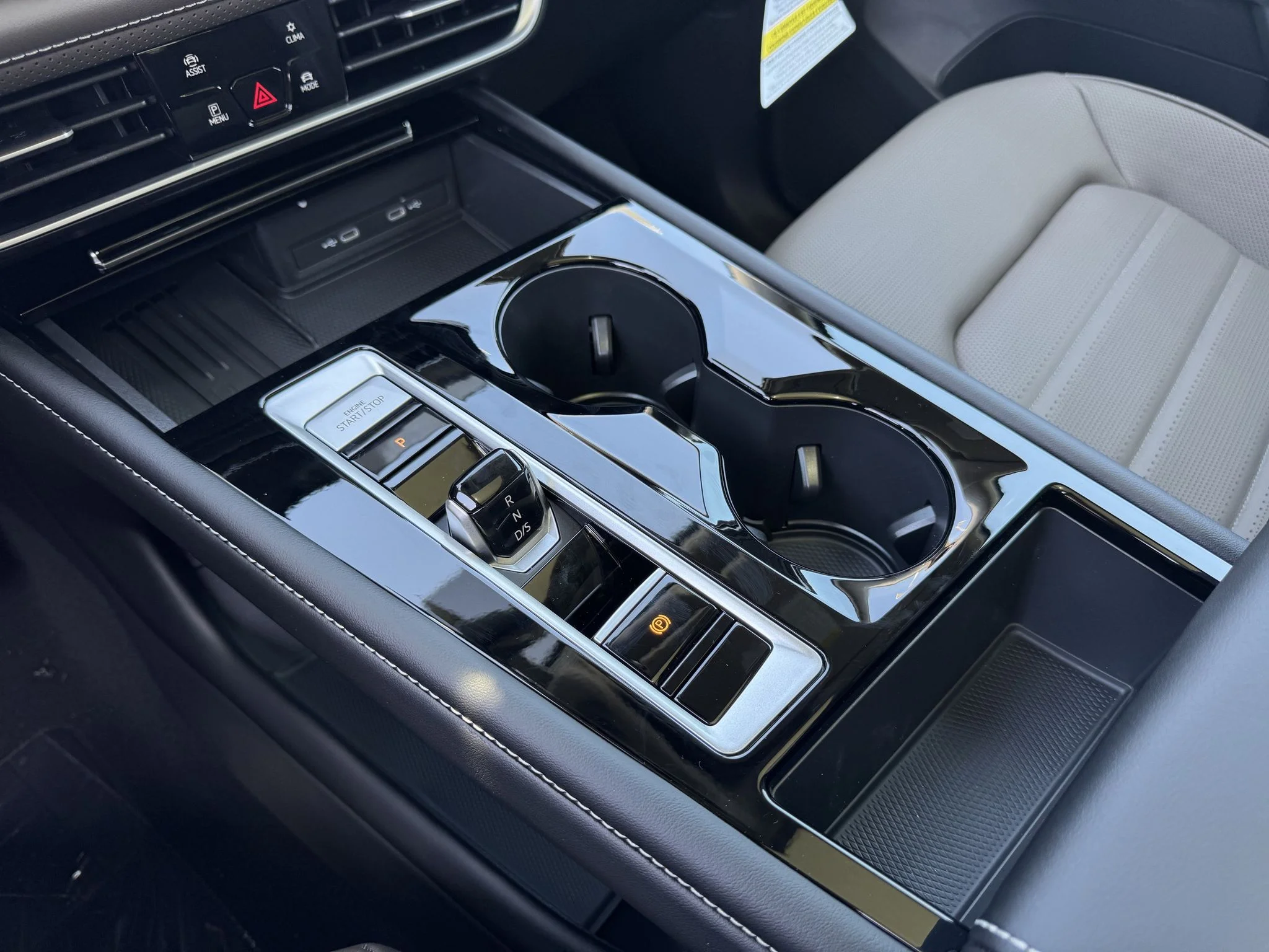 New 2026 Deep Black Pearl Volkswagen 2.0T SEL image 25