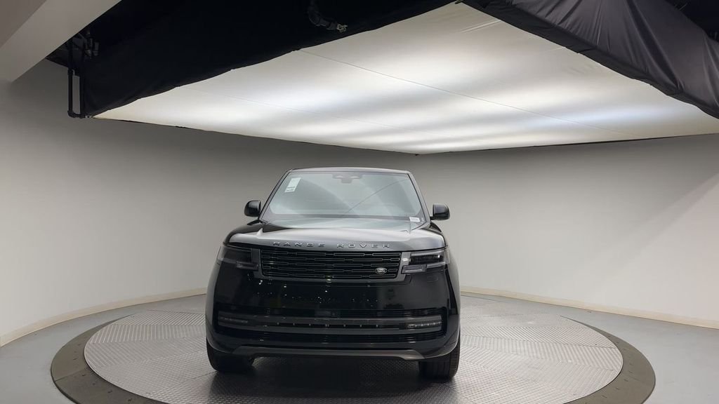 Used 2025  Land Rover SE image 3