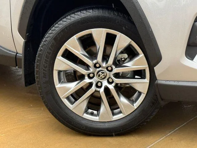 Certified Used 2025 SILVER SKY METALLIC Toyota XLE Premium image 2
