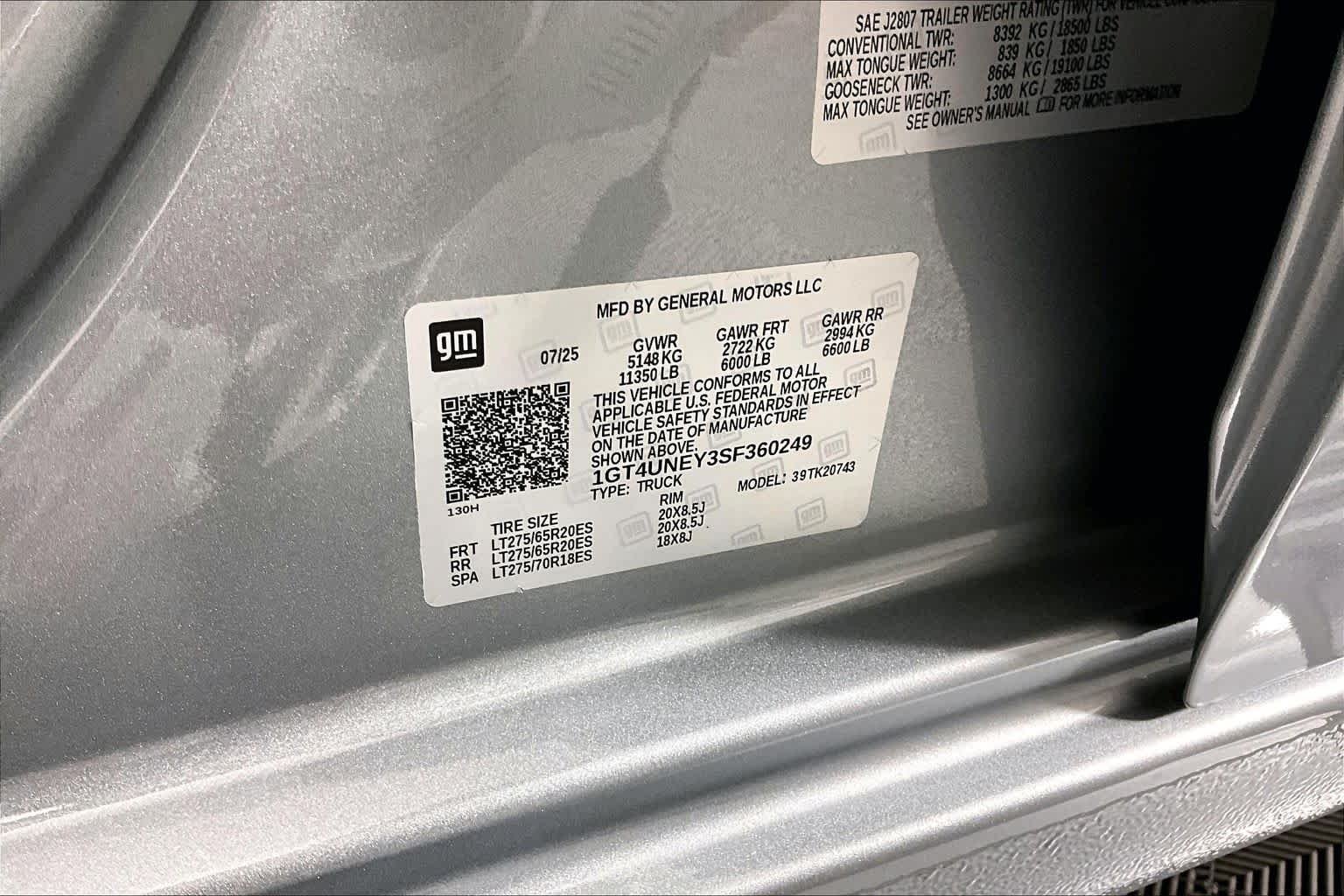 Certified Used 2025 Sterling Metallic GMC SLT image 31
