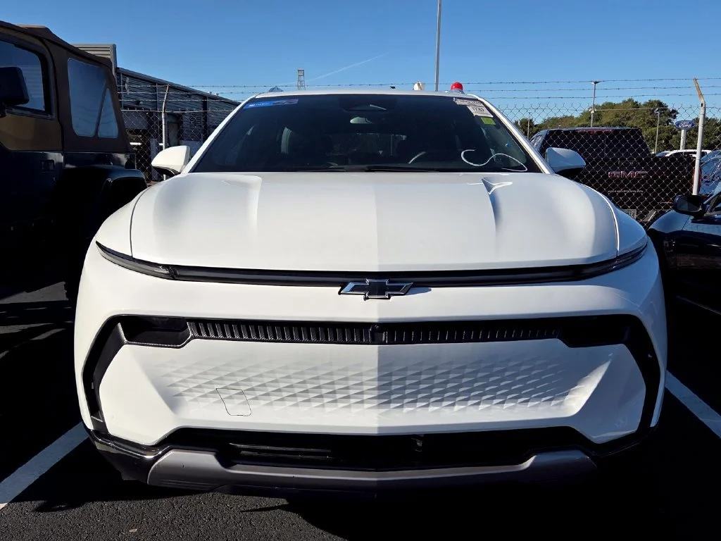 Used 2025 Summit White Chevrolet LT image 2