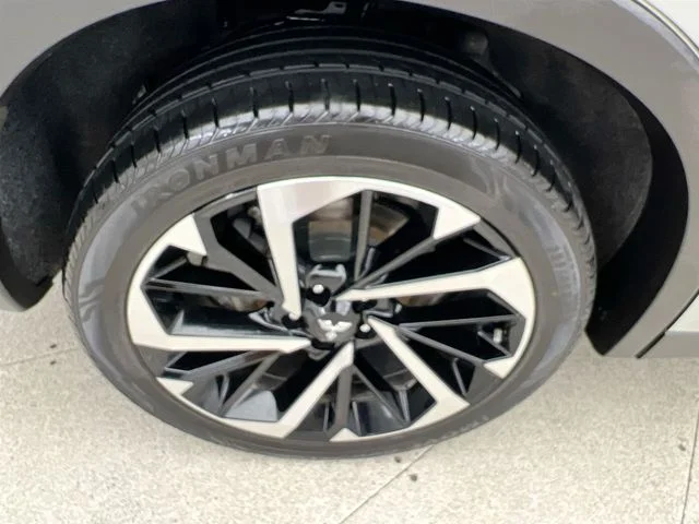 Used 2024 Silver Mitsubishi SE image 40
