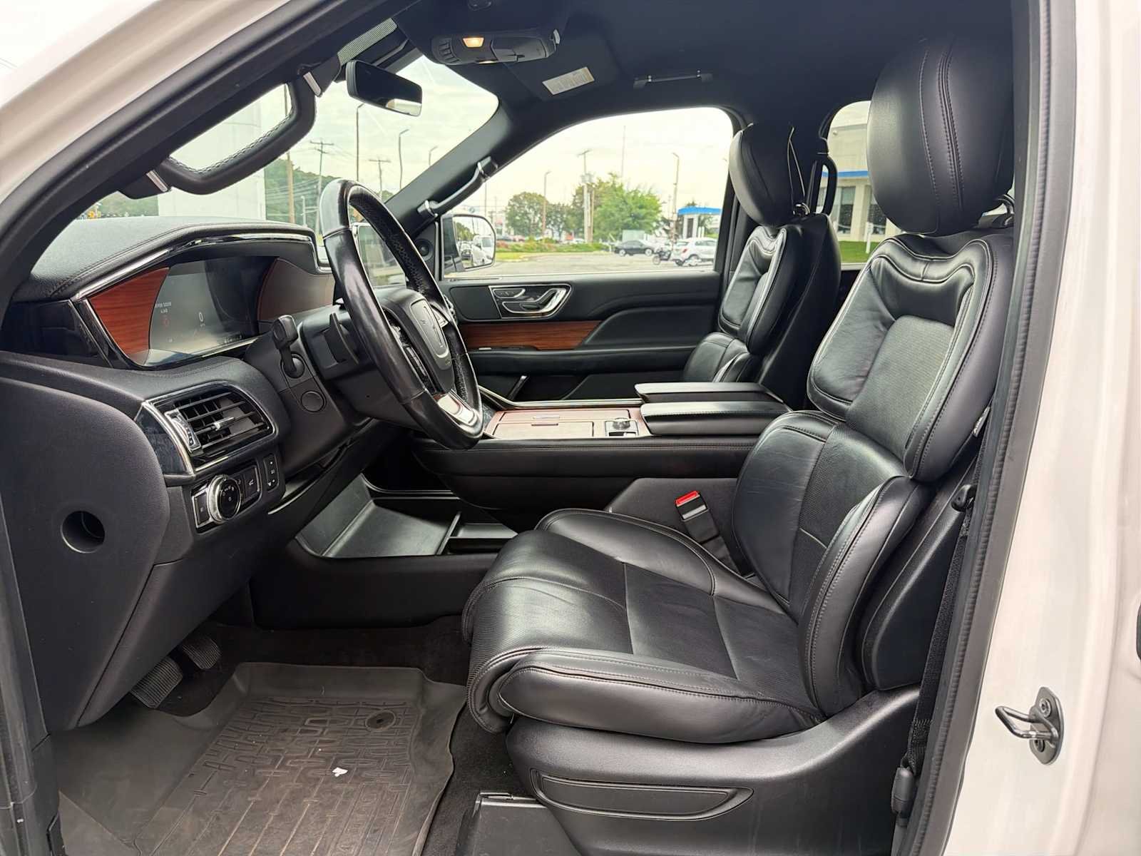 Used 2019 White Platinum Metallic Tri-Coat Lincoln Select image 11