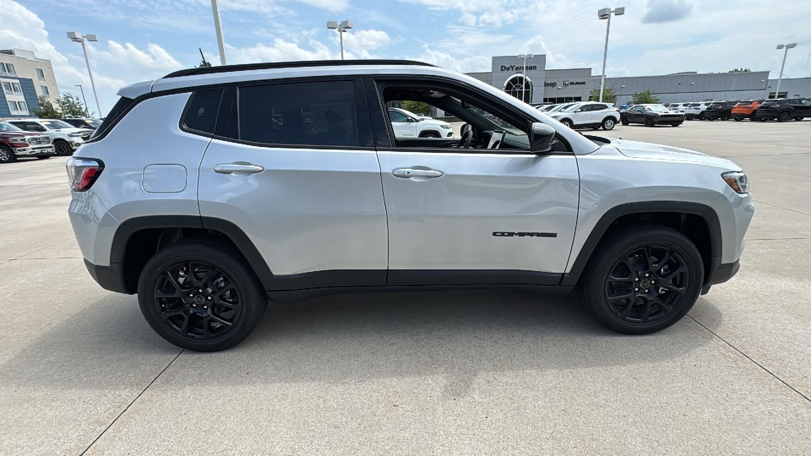 New 2026 Silver Zynith Metallic Clearcoat Jeep Latitude image 15