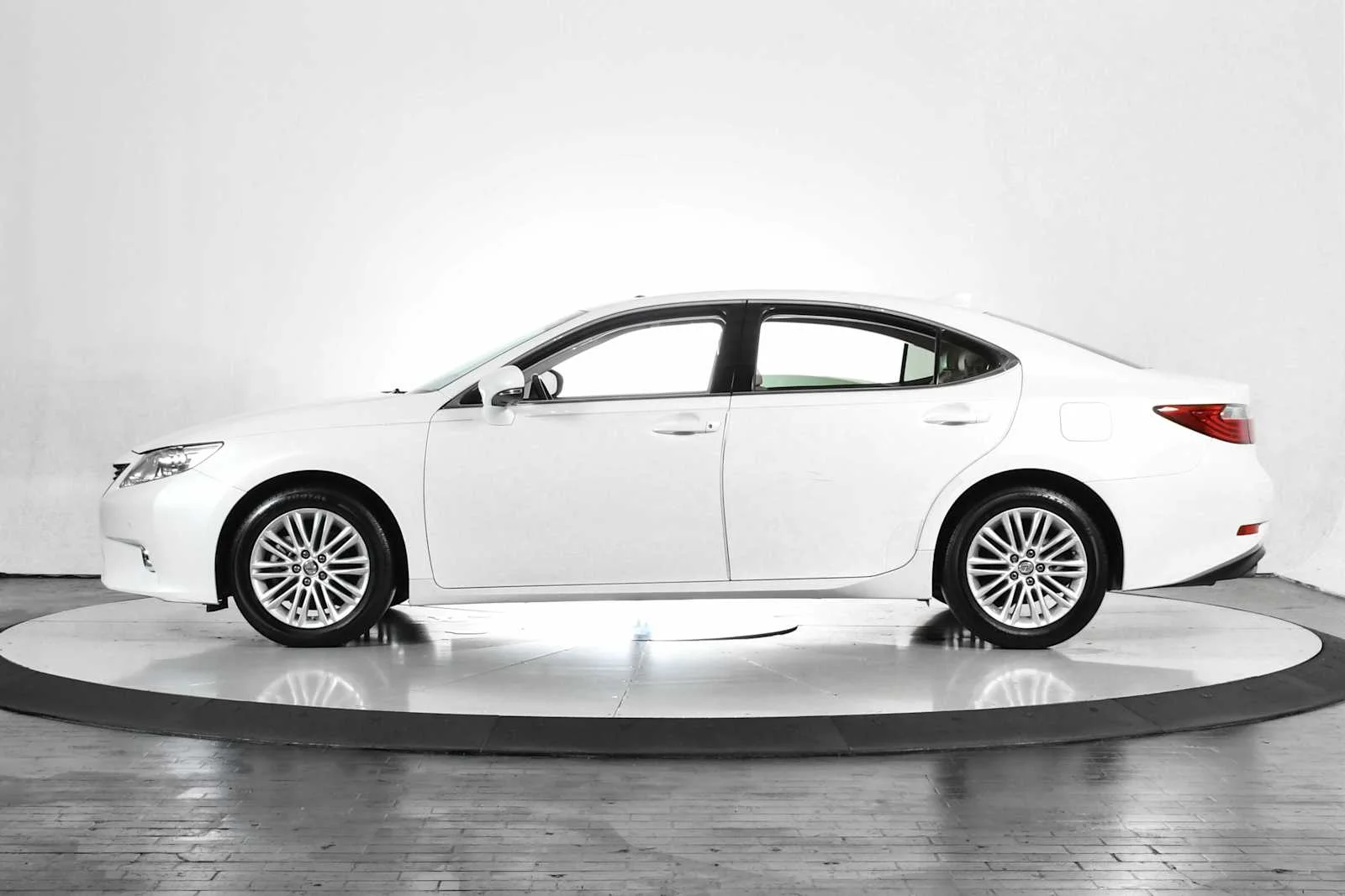 Used 2015 Starfire Pearl Lexus  image 2