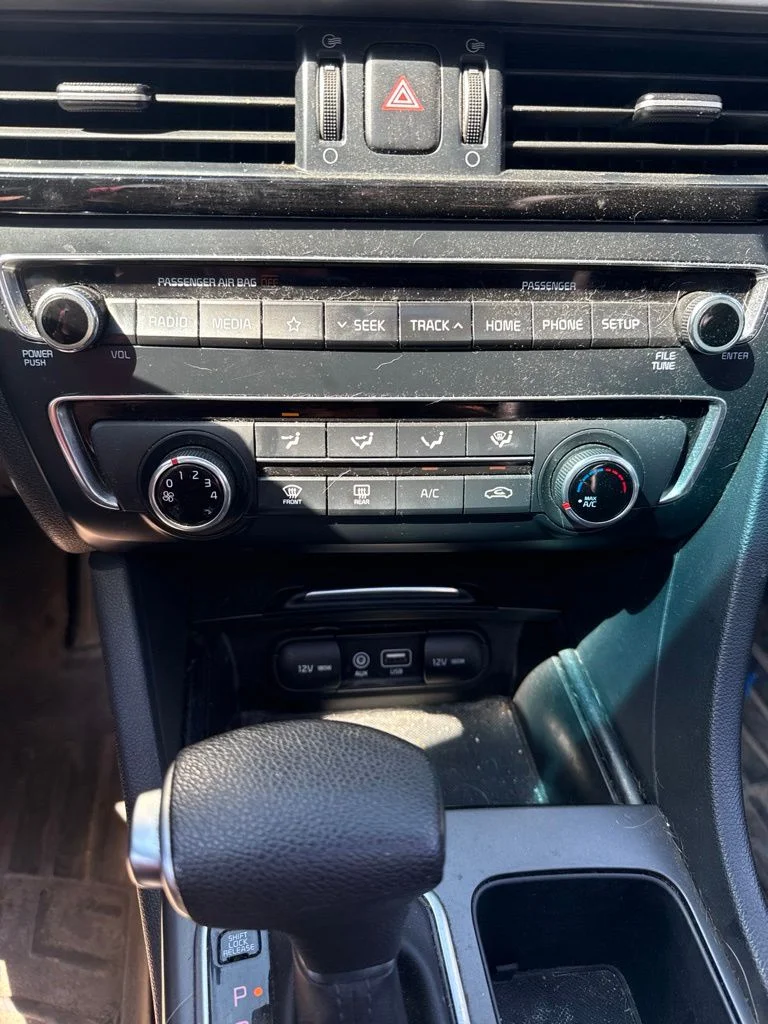 Used 2020 Black Kia SE image 11