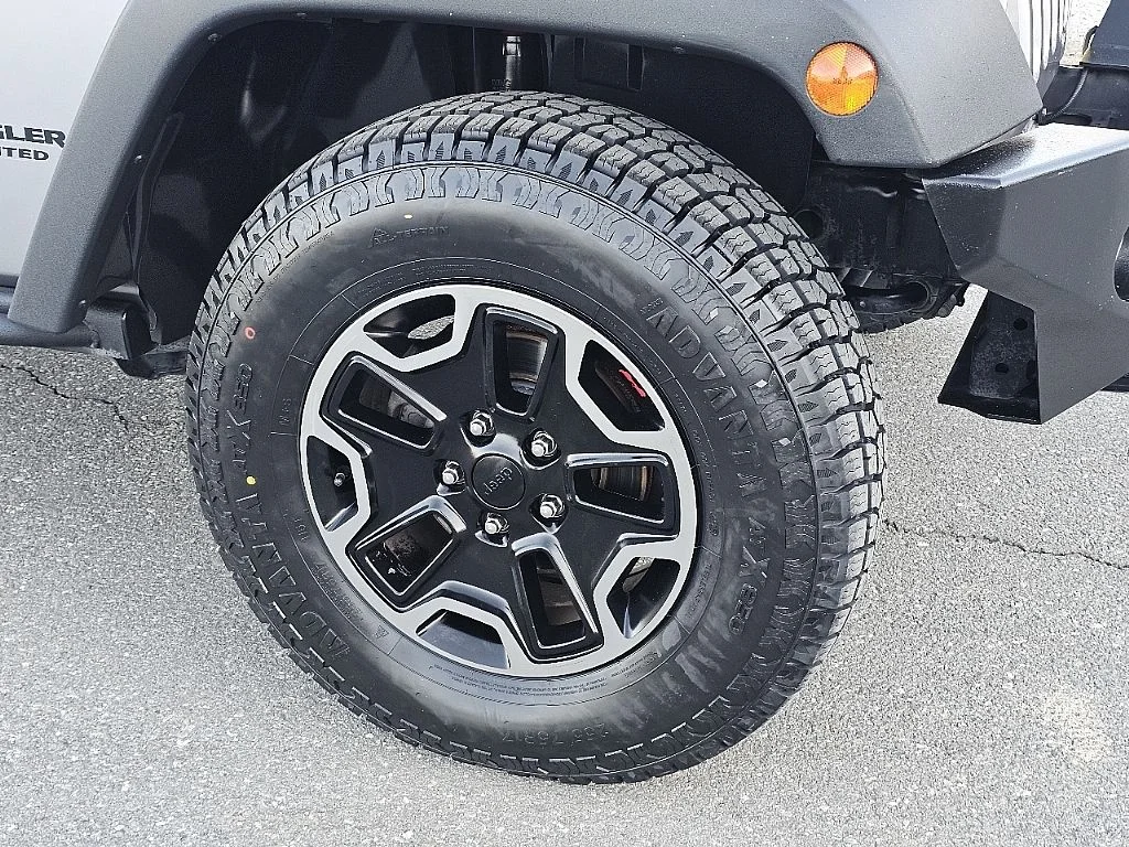 Used 2015 Silver Jeep Unlimited Rubicon image 8