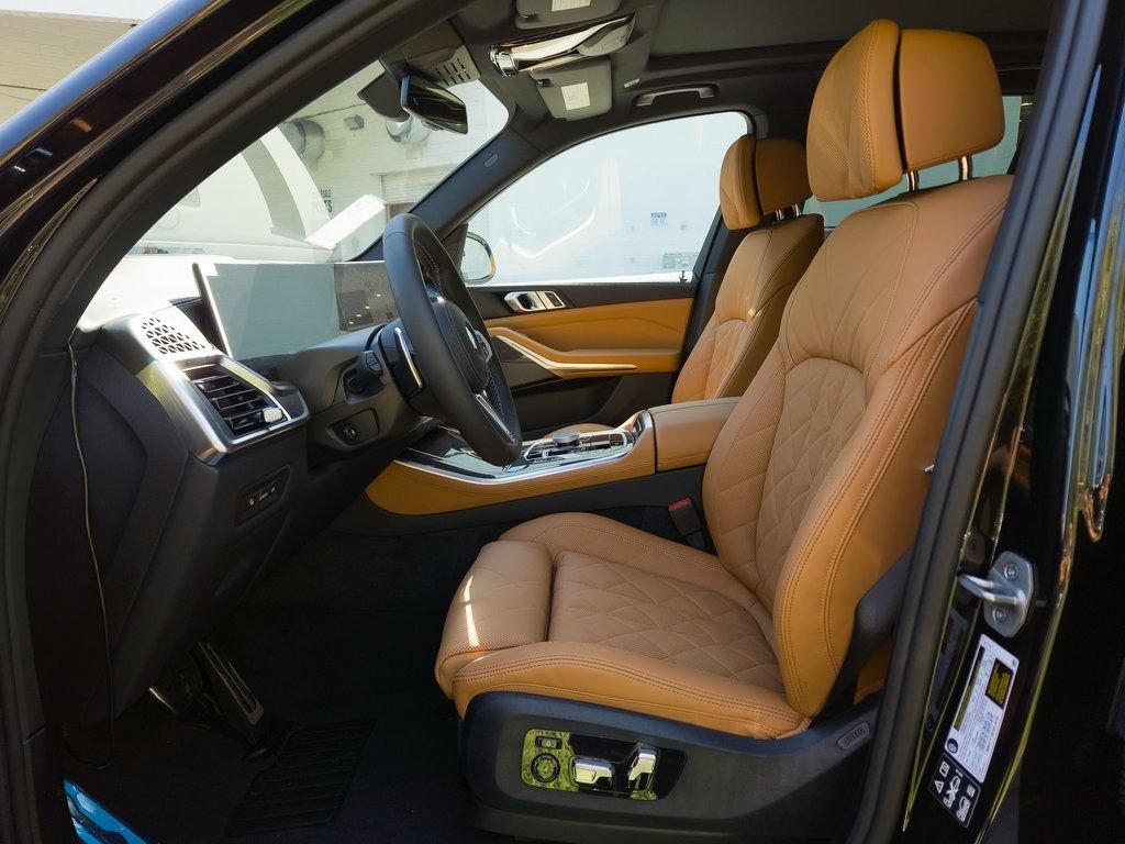 New 2026 Black Sapphire Metallic BMW M60i image 10