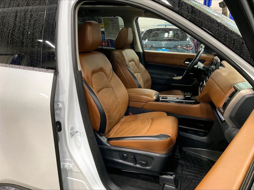 Used 2025 Everest White Pearl/Black Nissan Platinum image 11