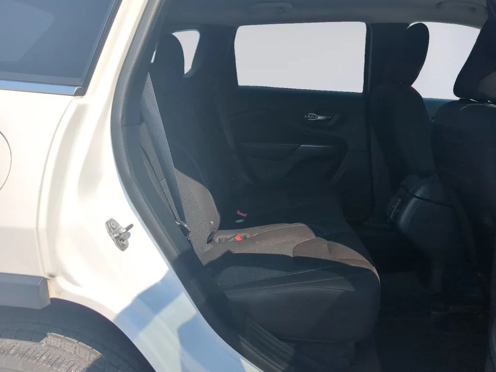 Used 2019 White Jeep Latitude image 20
