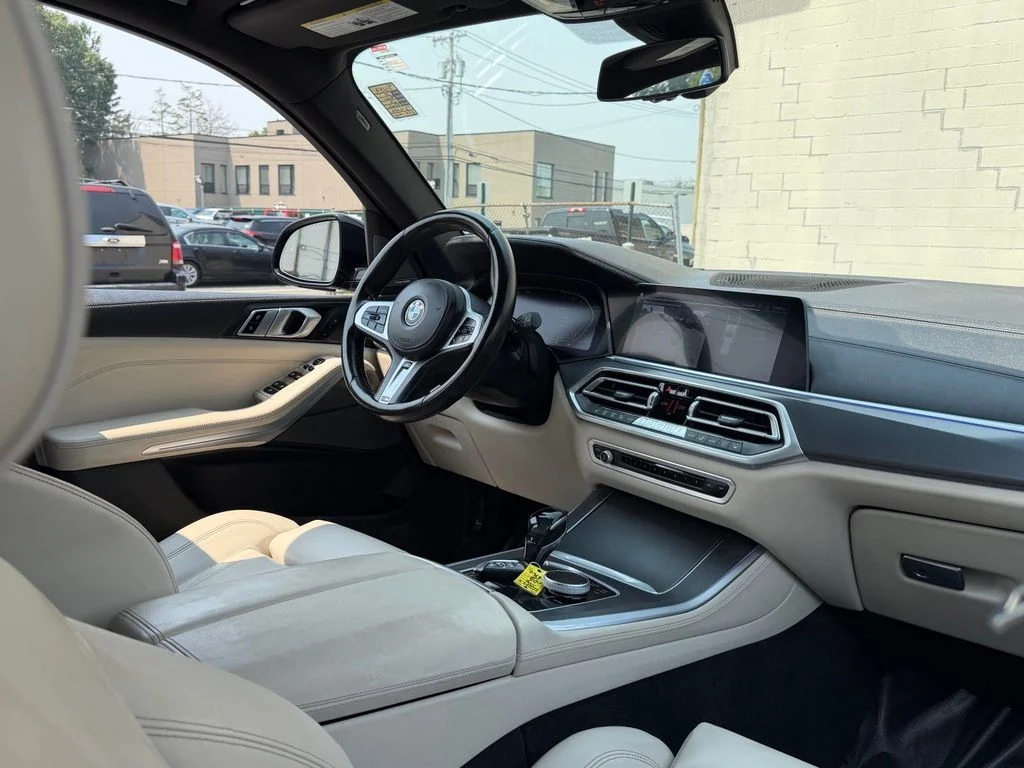 Used 2021 Black BMW xDrive40i image 10