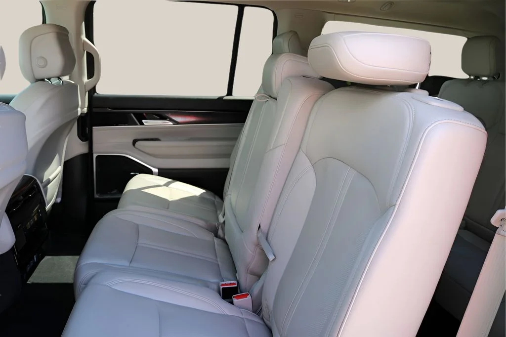 Used 2024 Gray Jeep Base image 16