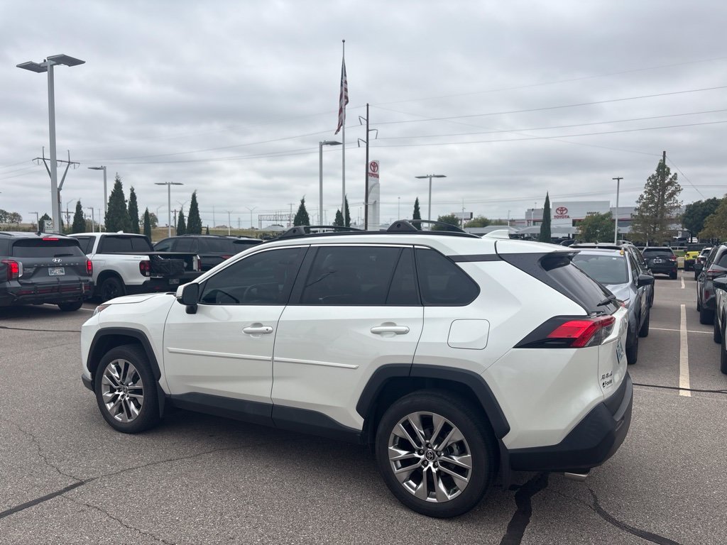 Used 2021 White Toyota XLE Premium image 4