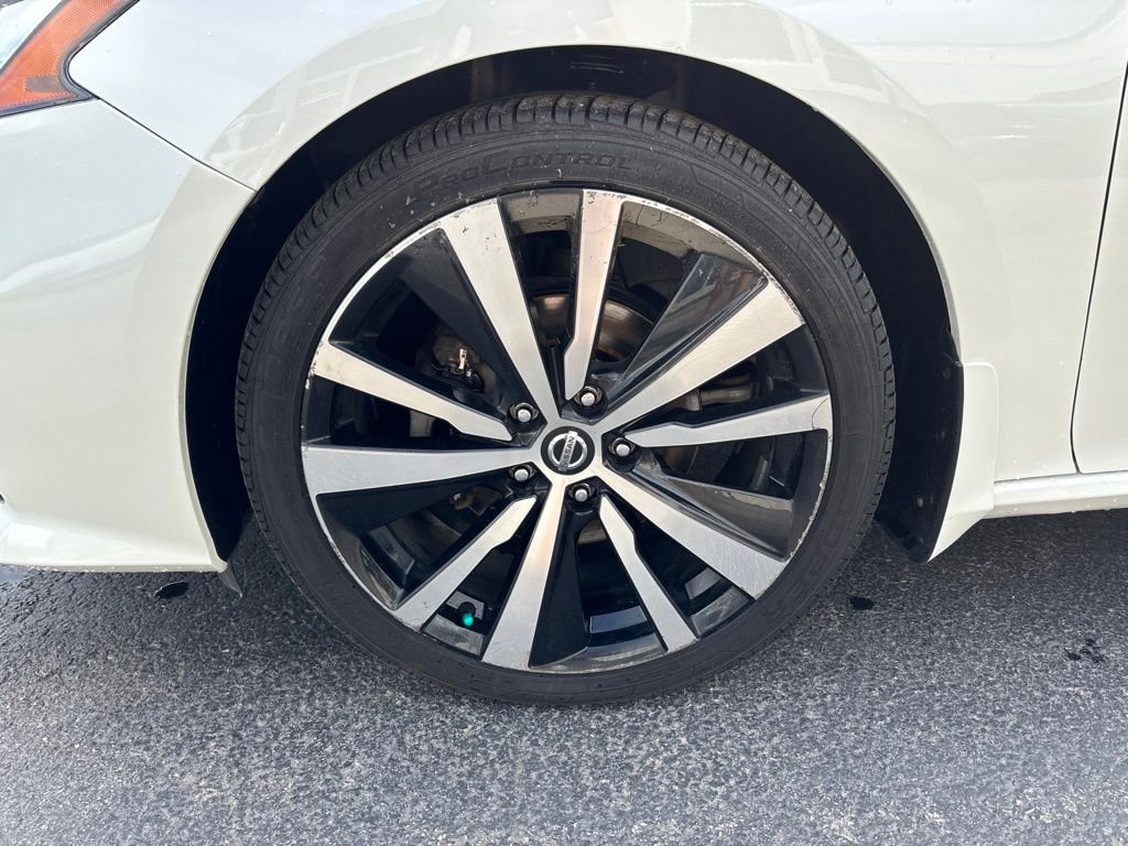 Used 2019 White Nissan 2.5 SR image 11