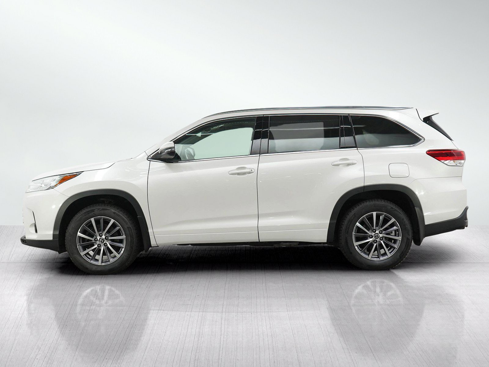 Used 2018 Toyota Highlander XLE with VIN 5TDJZRFH6JS555996 for sale in Burnsville, Minnesota