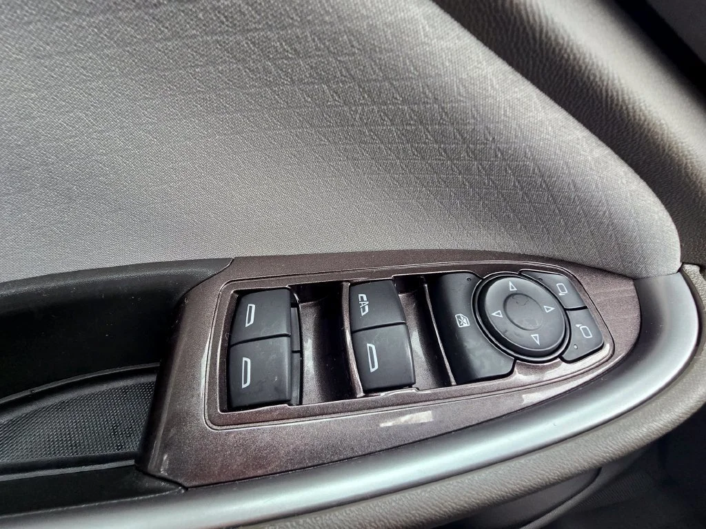 Used 2023 STERLING GRAY METALLIC Chevrolet LT image 18