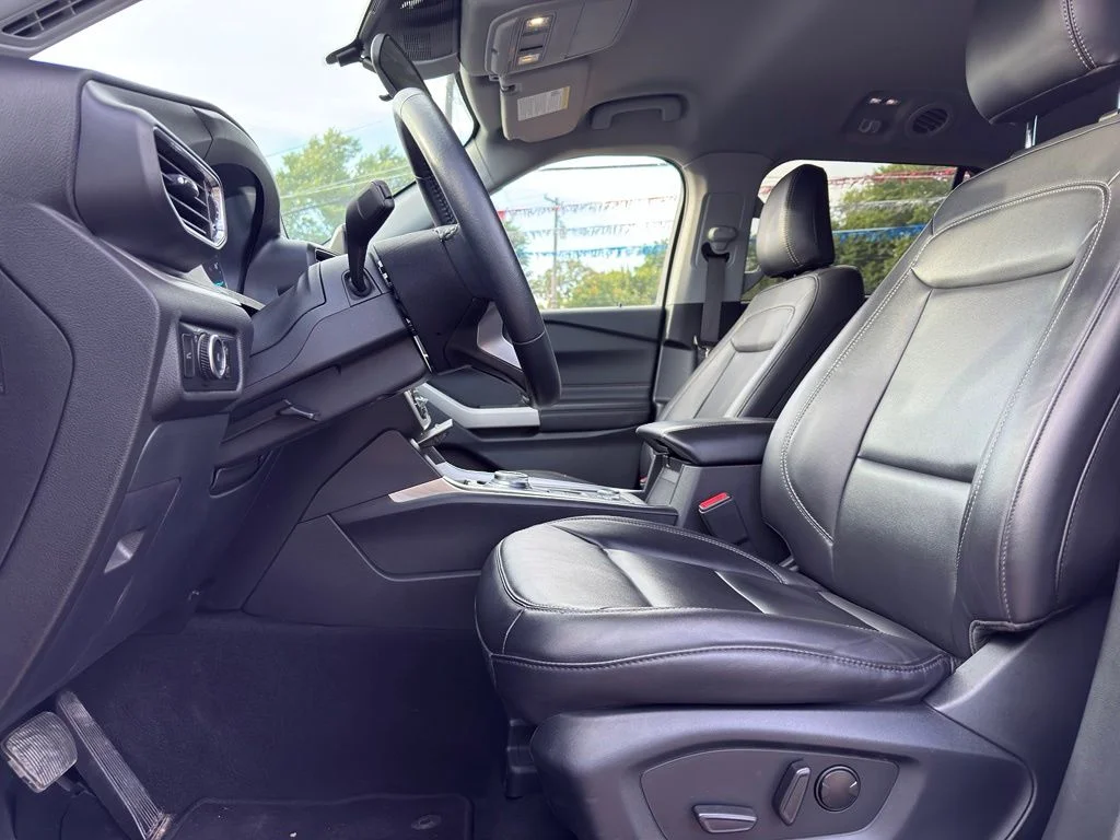 Used 2023 Black Ford XLT image 2
