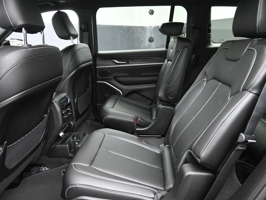 New 2026 Diamond Black Crystal Pearlcoat Jeep Limited image 14