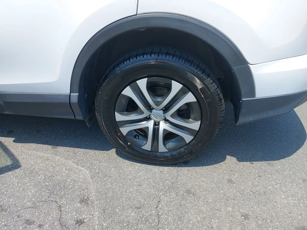Used 2018 White Toyota LE image 30