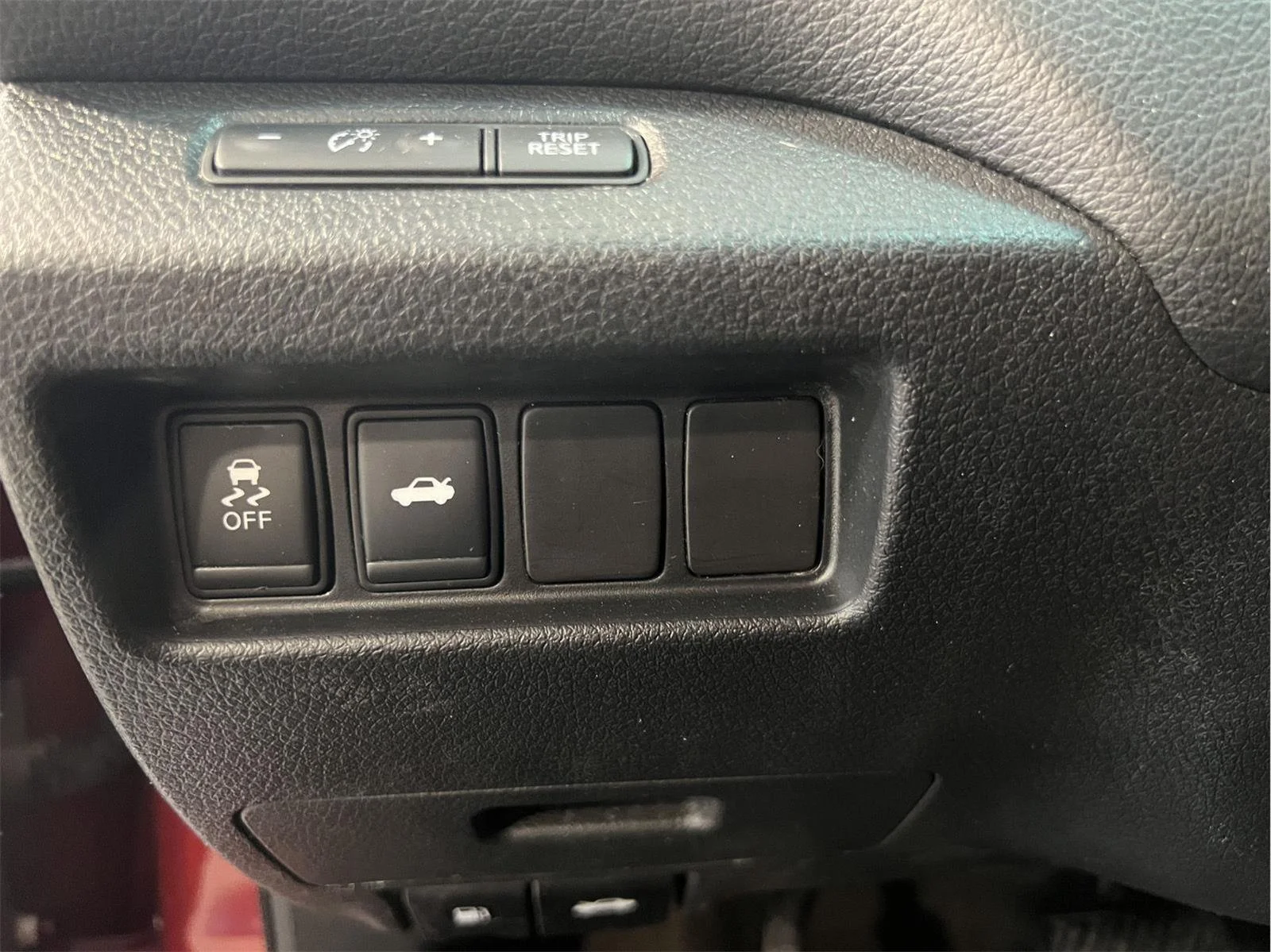 Used 2015 Cayenne Red Nissan 2.5 SV image 20
