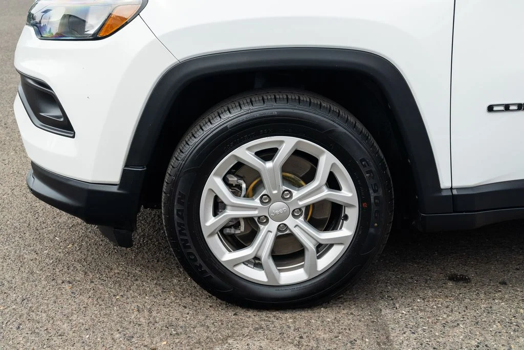 Used 2024 White Jeep Latitude image 4