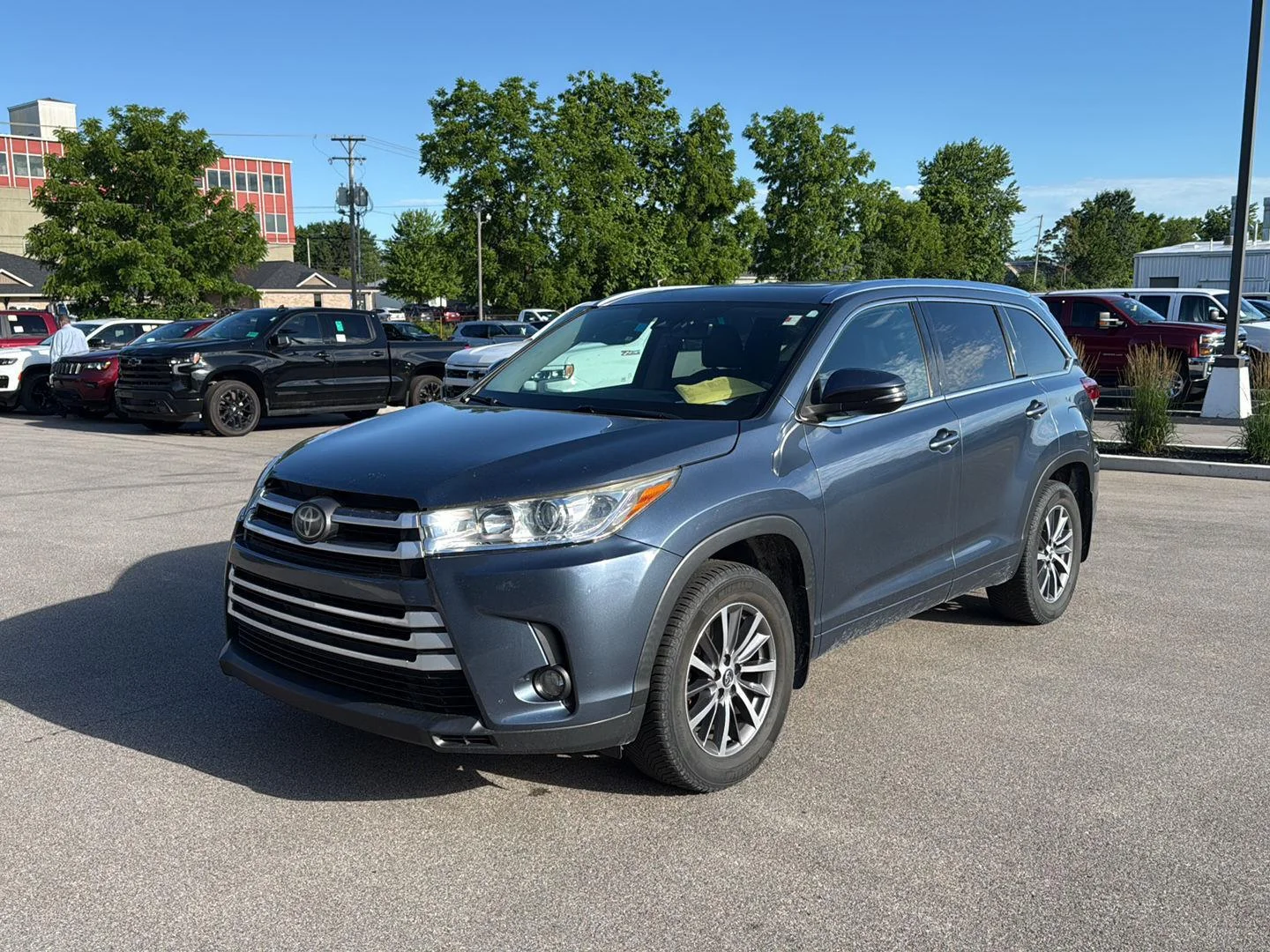 Used 2017 Shoreline Blue Pearl Toyota XLE image 7