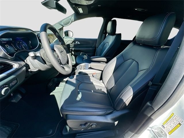 New 2026 Bright White Clear-Coat Exterior Paint Chrysler LX image 14