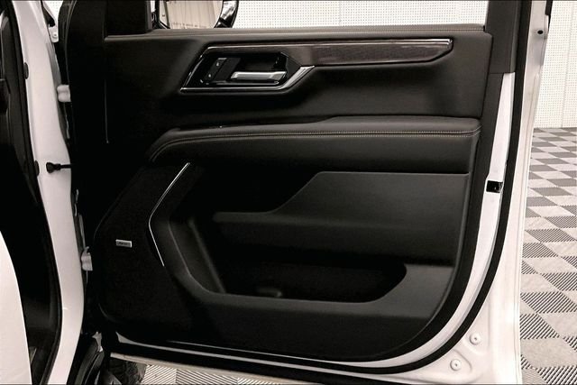Used 2025 Summit White GMC Elevation image 22