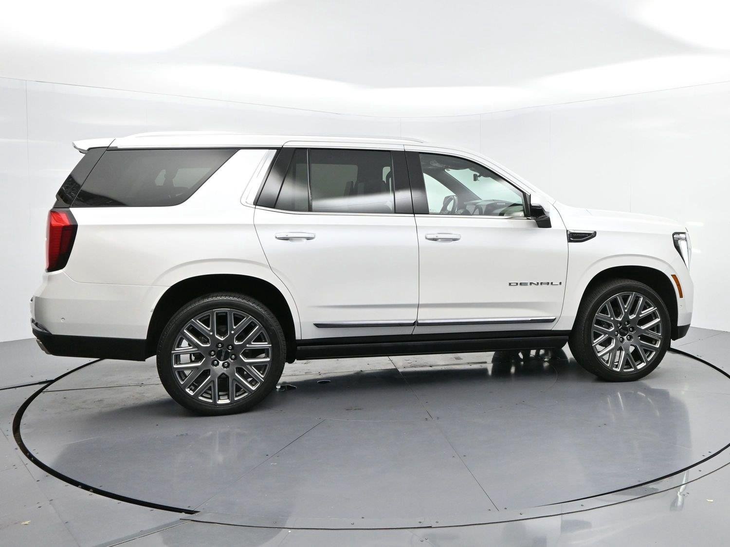 Used 2025 White Frost Tricoat GMC Denali Ultimate image 8