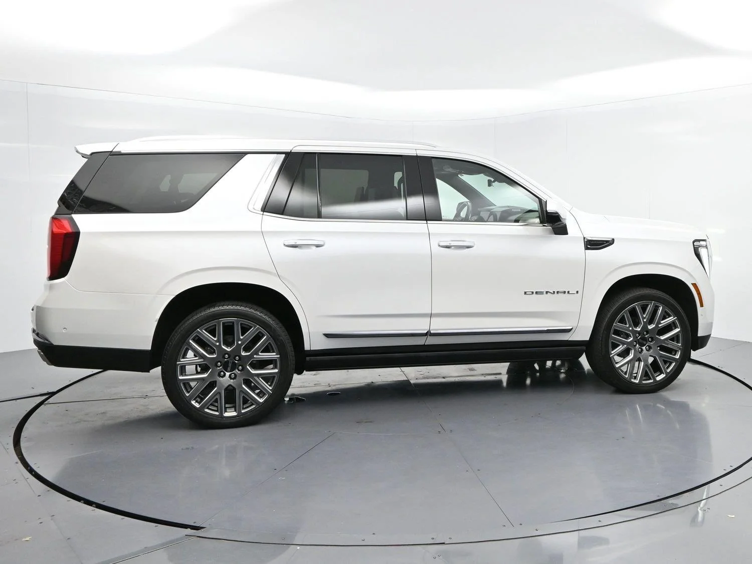 Used 2025 White Frost Tricoat GMC Denali Ultimate image 8