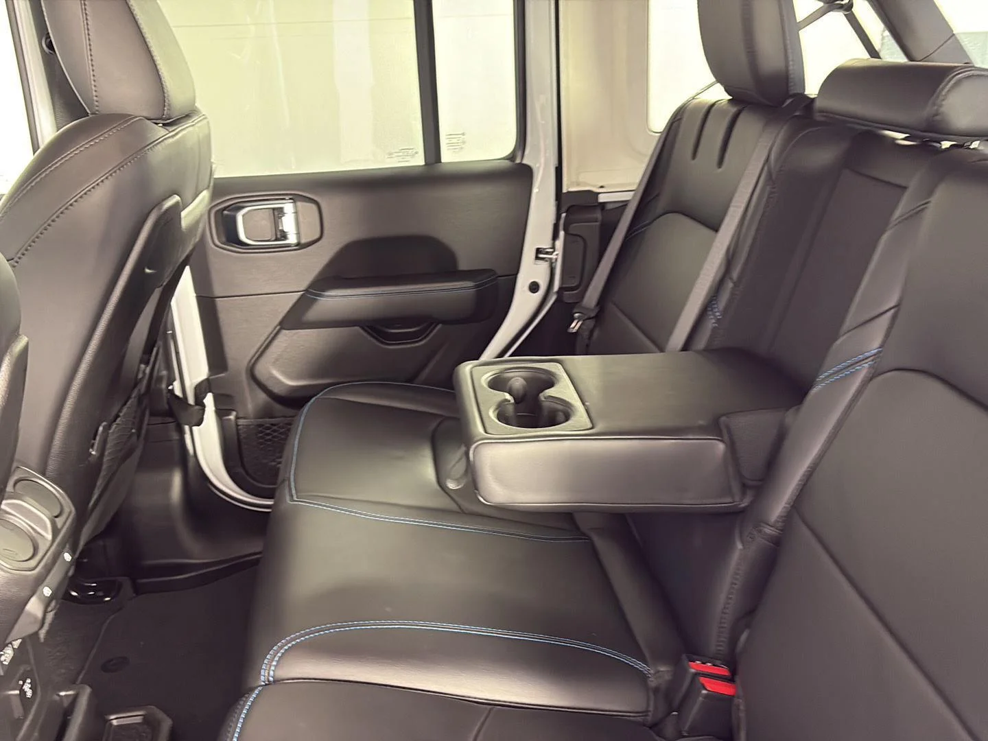 Used 2025 Bright White Clearcoat Jeep Rubicon X image 24