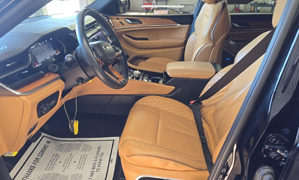 Used 2025 Diamond Black Jeep Summit Reserve image 2