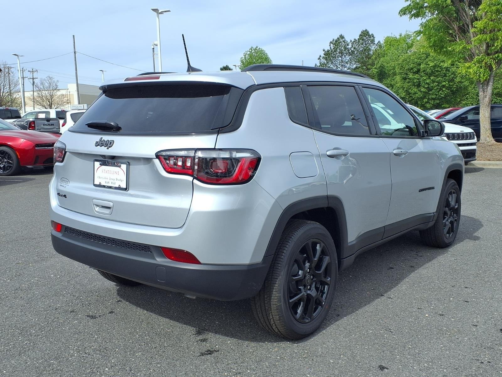 New 2026 Silver Zynith Metallic Clearcoat Jeep Latitude Altitude image 2