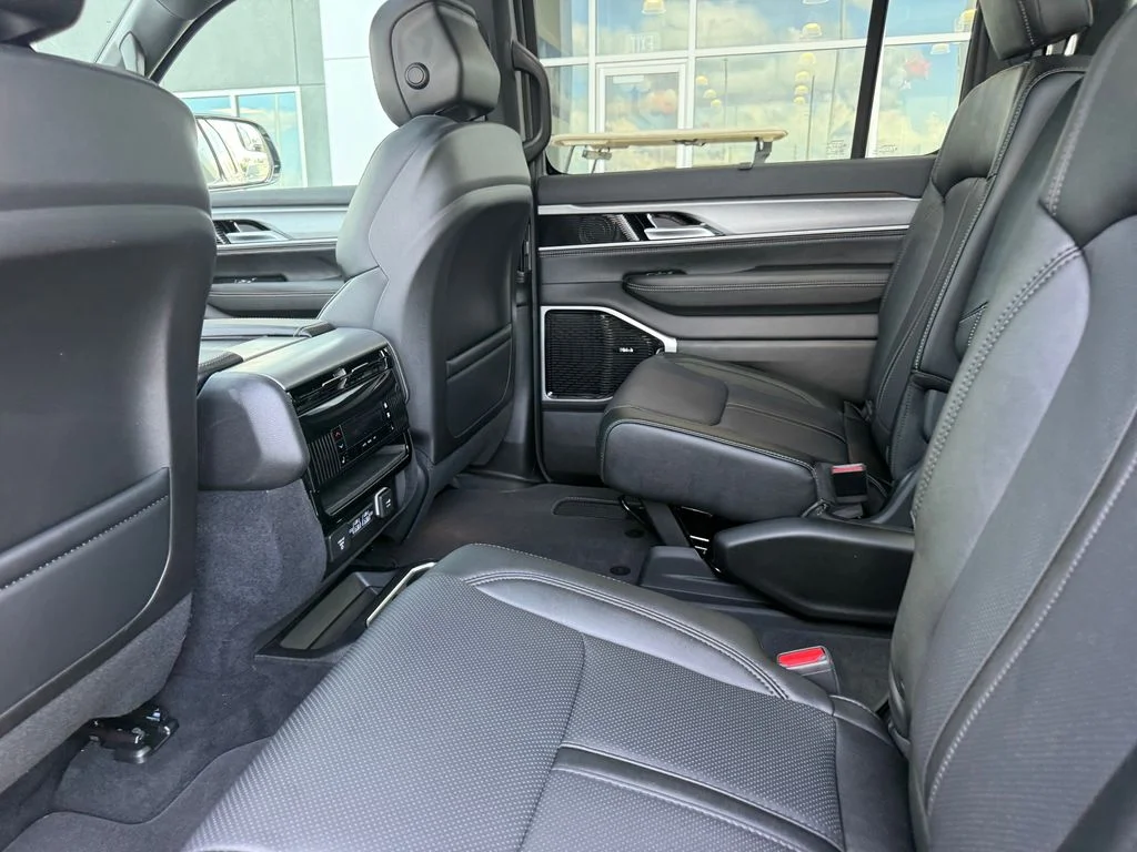 New 2026 Bright White Clear-Coat Exterior Paint Jeep Limited Reserve image 20
