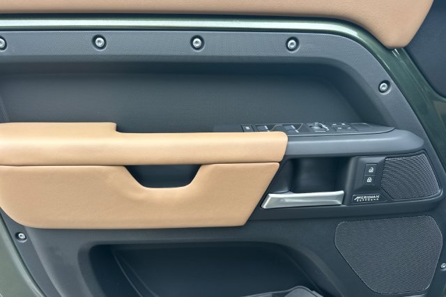 New 2026 Woolstone Green Land Rover X-Dynamic SE image 10