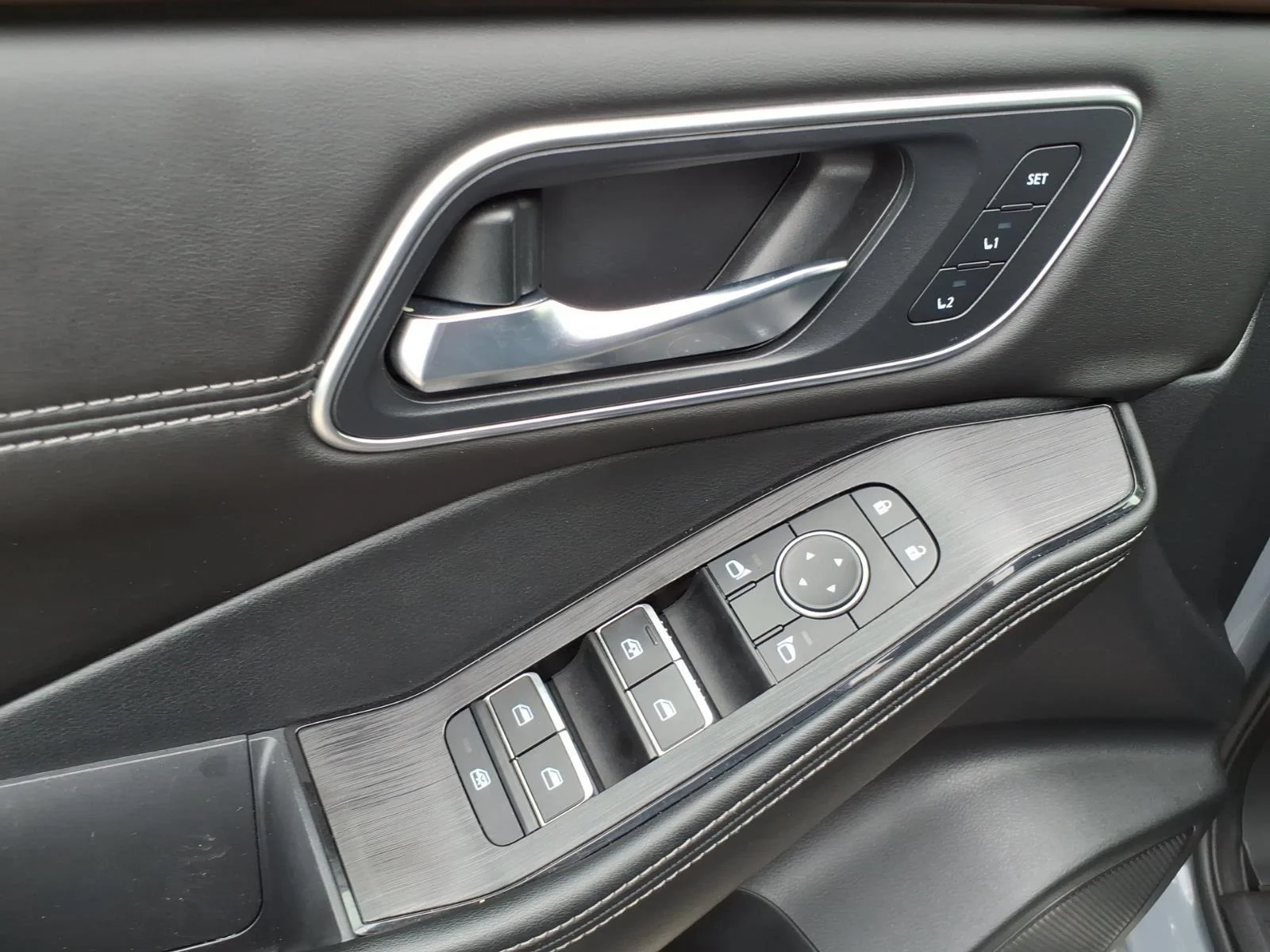 Used 2022 Boulder Gray Pearl/Super Black Nissan Platinum image 13