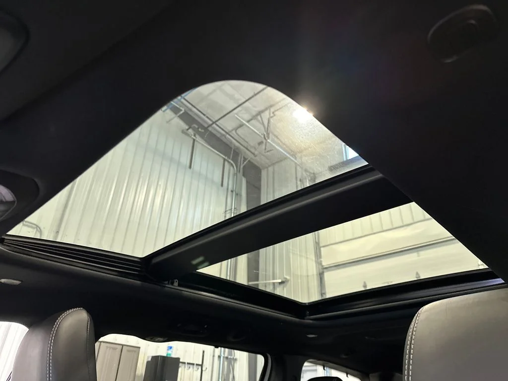 New 2027 Bright White Clear-Coat Exterior Paint Chrysler Limited image 23